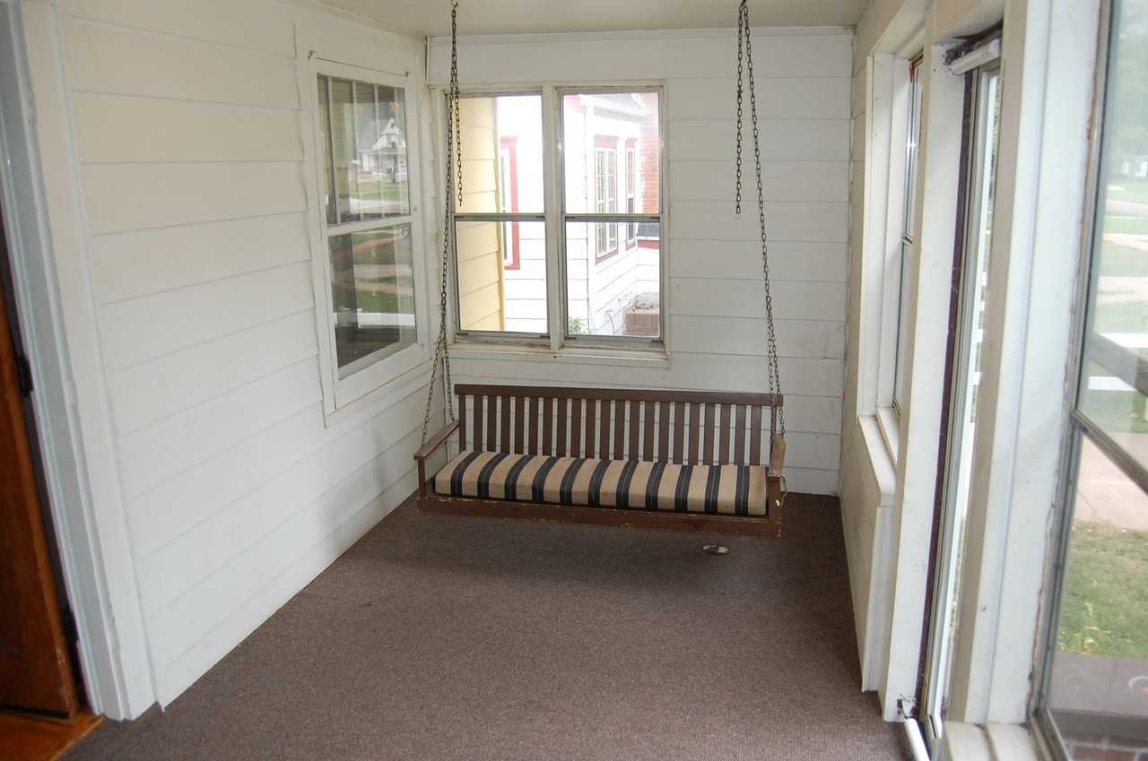 406 E 9th St - Photo 2 of 26