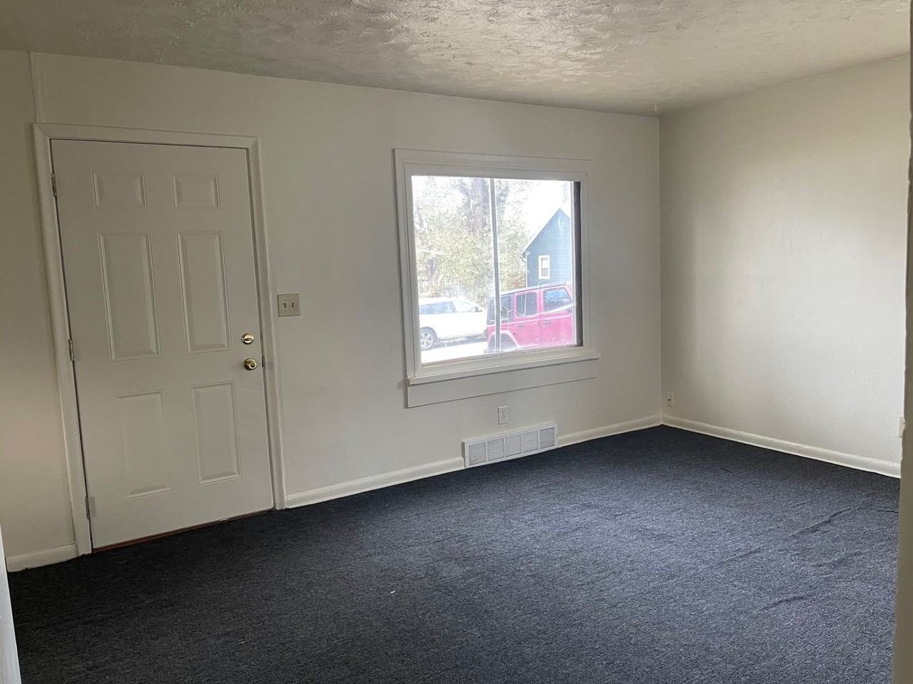 3821 Fort St - Photo 2 of 8