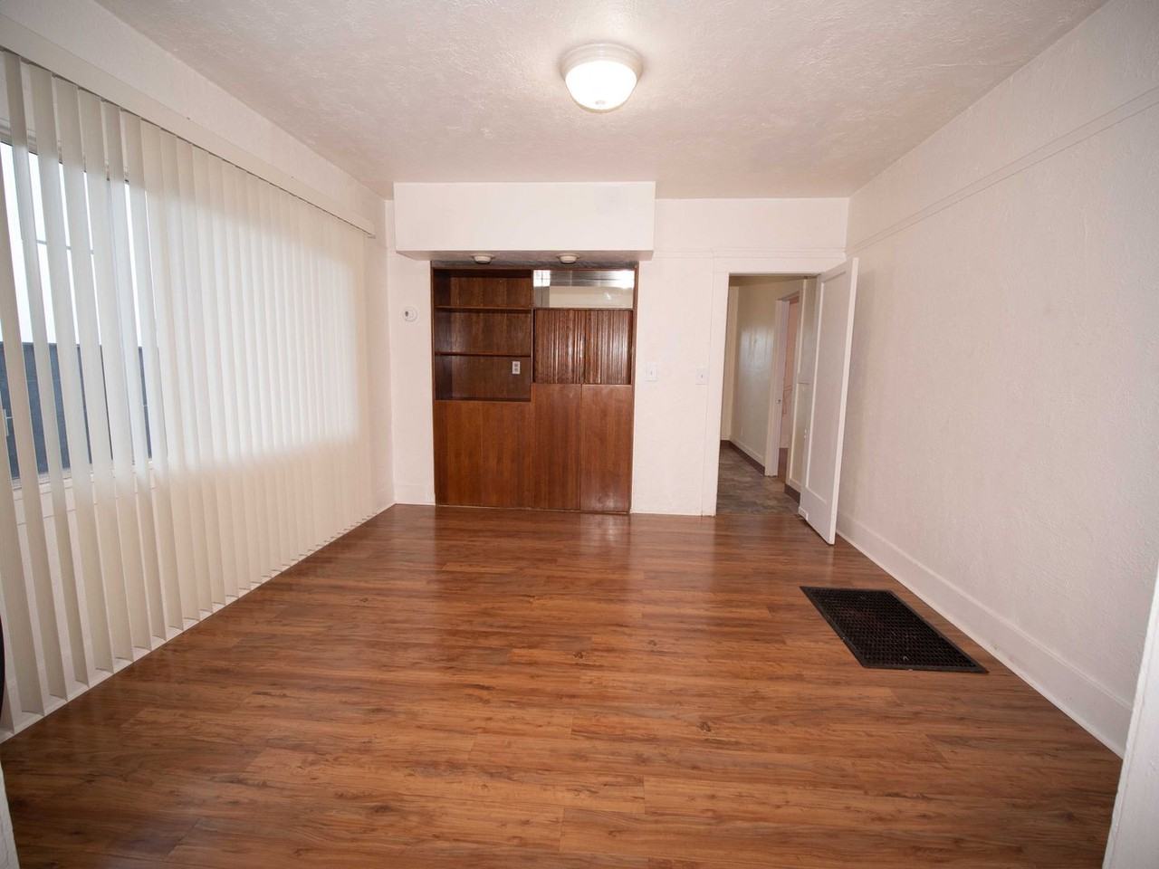 1092 53rd St - Photo 3 of 10