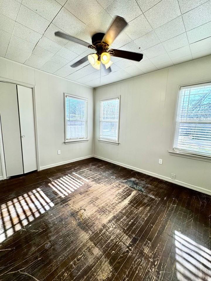 2116 23rd St - Photo 2 of 18