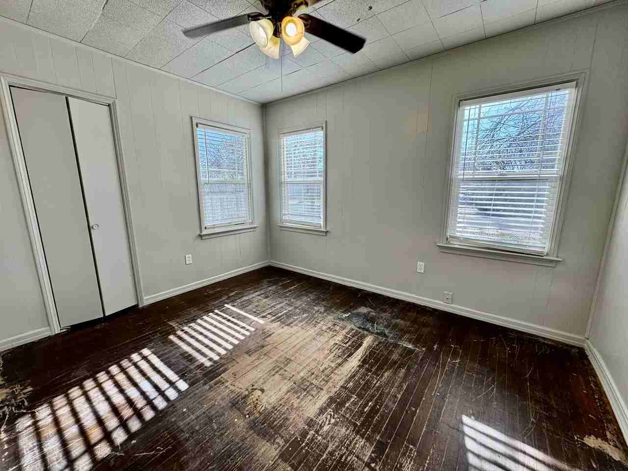 2116 23rd St - Photo 3 of 18