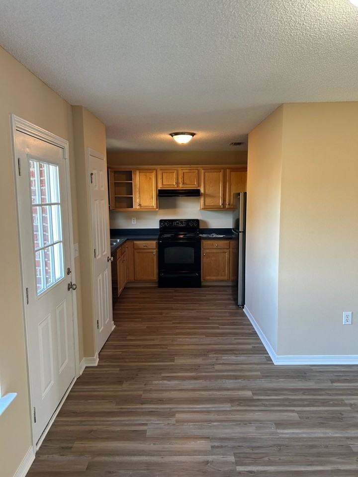 14965 Chase Ct - Photo 3 of 9