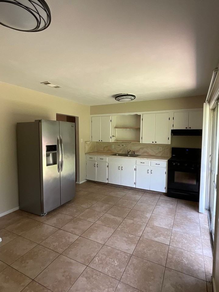 317 Hickory St - Photo 5 of 12