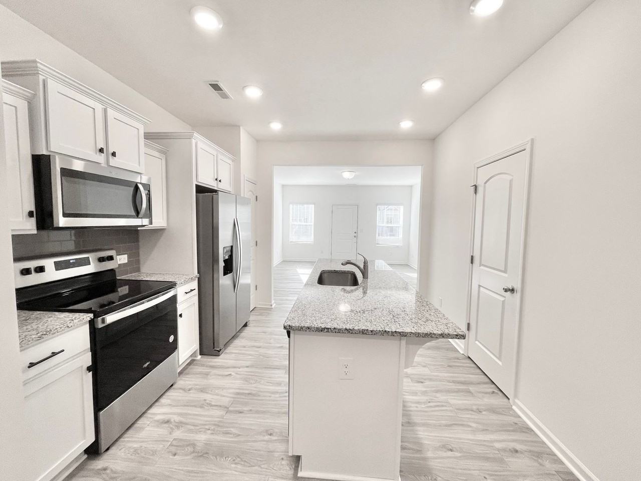 1339 Darlington Dr - Photo 3 of 15