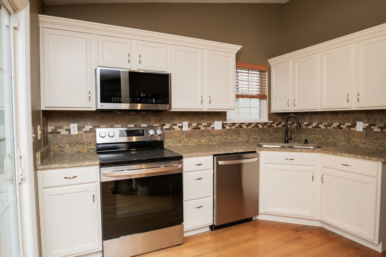 405 Galway Dr - Photo 4 of 50