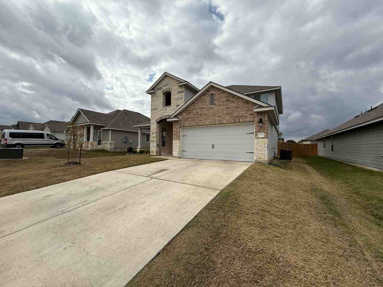 2333 Aylesbury Drive - Photo 3 of 35