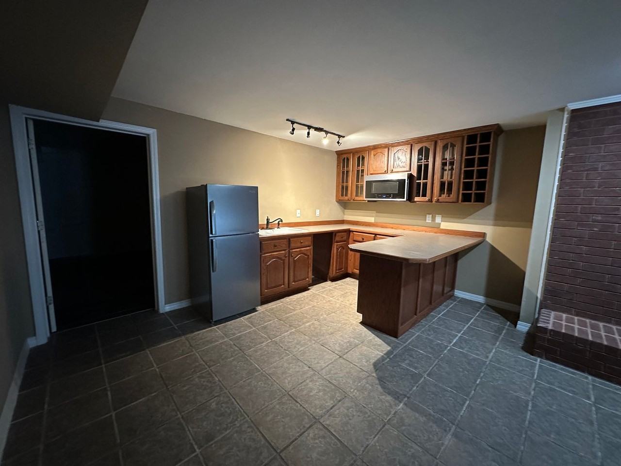 401 Carden Pl - Photo 5 of 11
