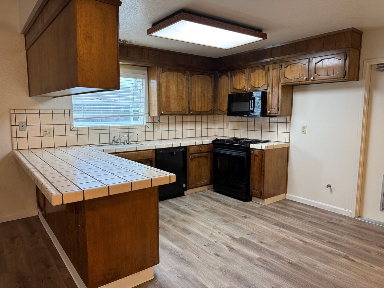 9717 Treetop Dr - Photo 2 of 25