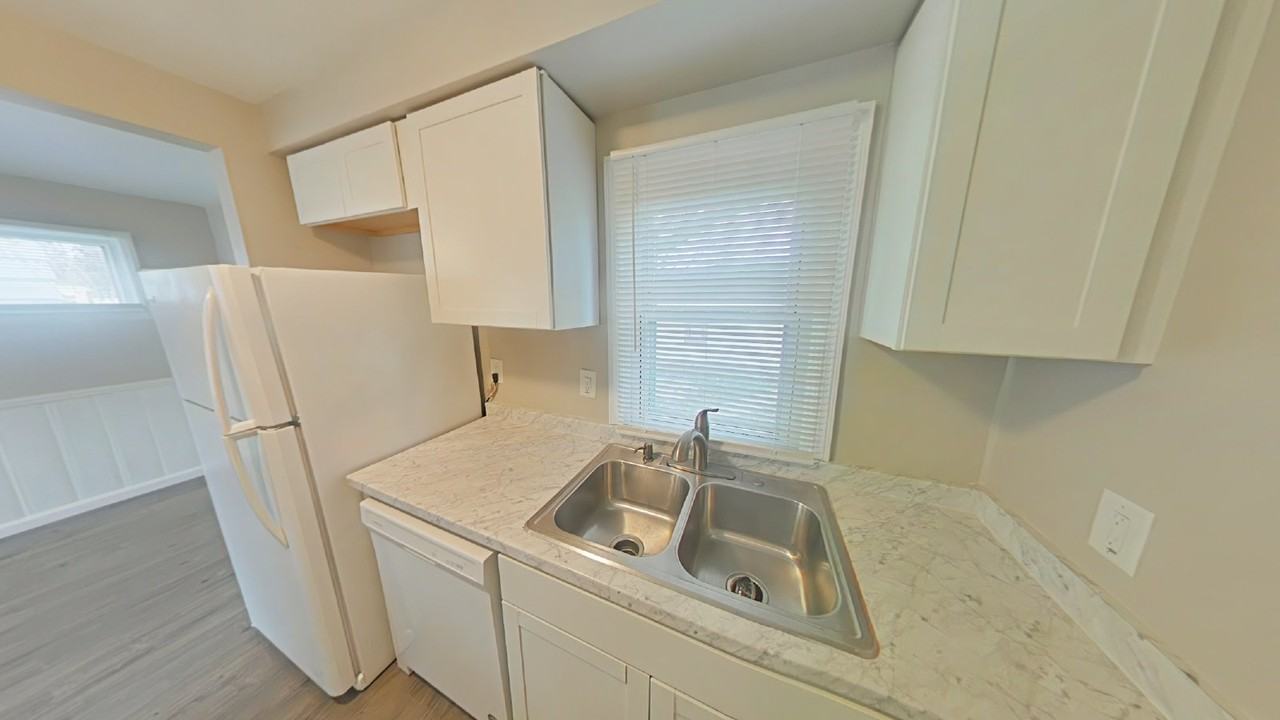 22006 Saxony Ave - Photo 4 of 11