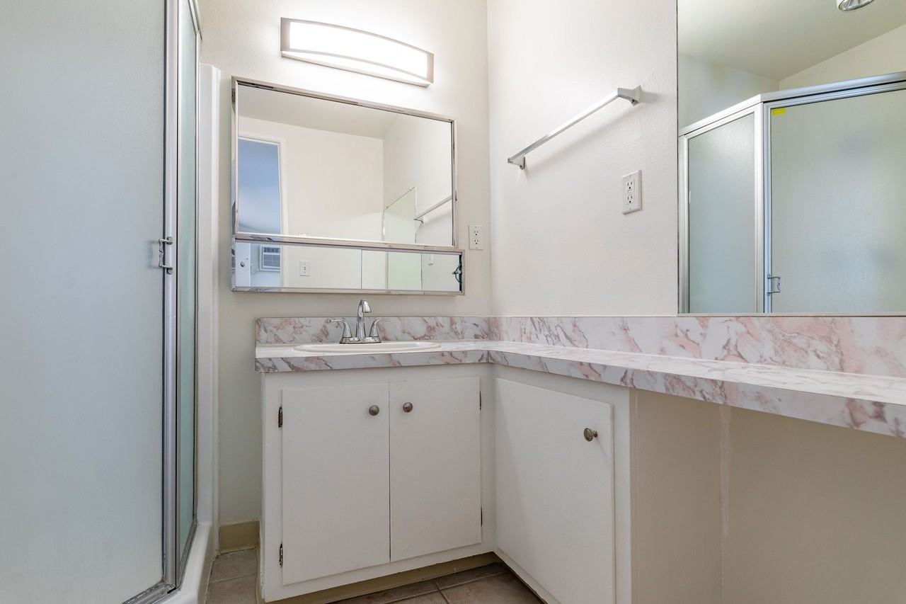 Cozy Apartment in Koreatown - Photo 5 of 12