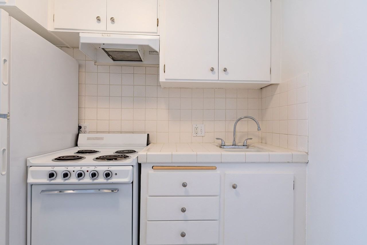 Cozy Apartment in Koreatown - Photo 7 of 12