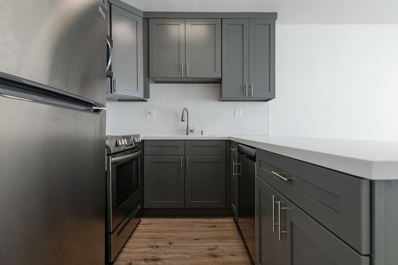 1 & 2 Bedroom Apartment in KoreaTown, Los Angeles with Balcony - Photo 2 of 12