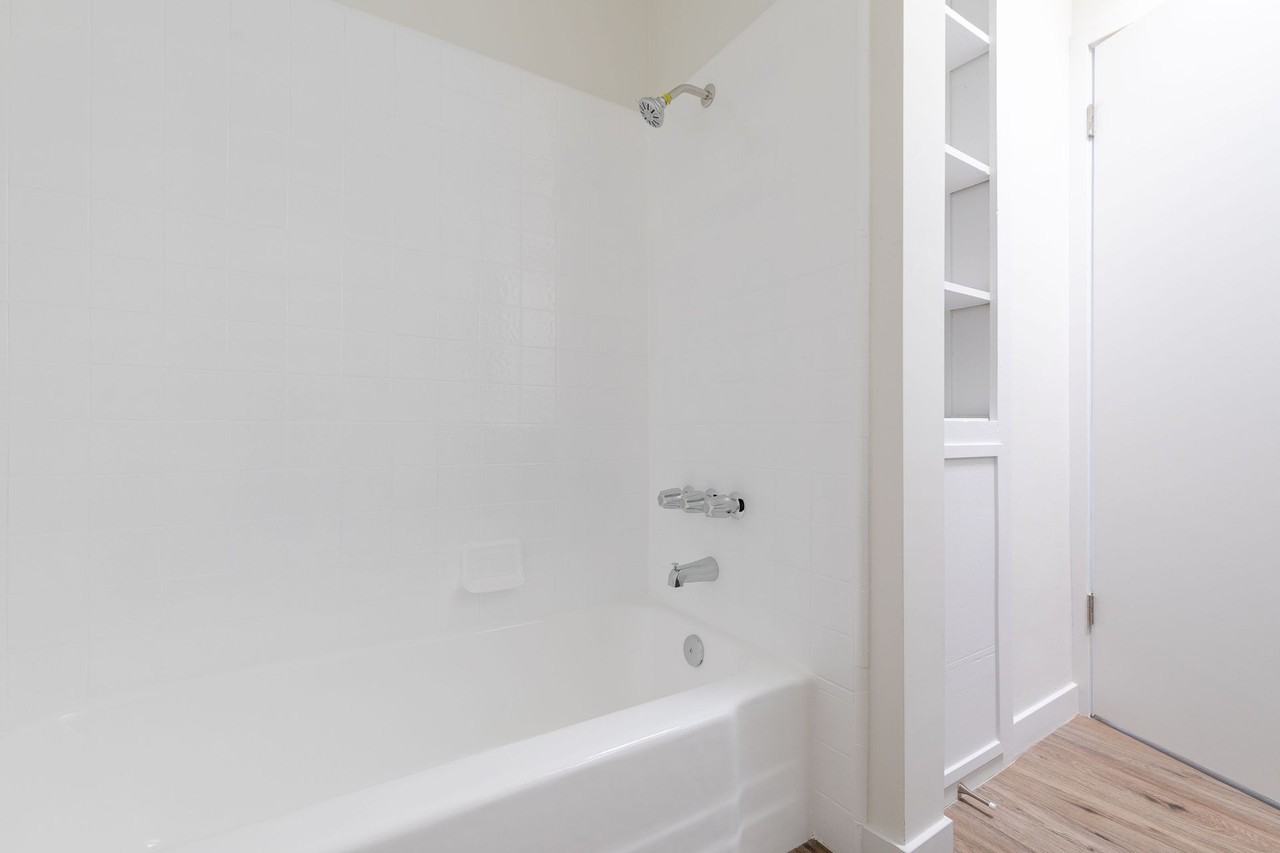 1 & 2 Bedroom Apartment in KoreaTown, Los Angeles with Balcony - Photo 3 of 12