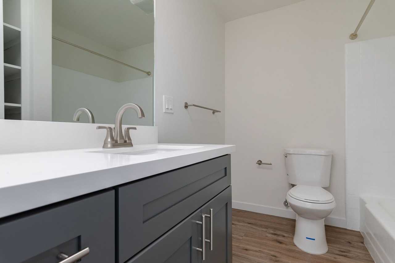 1 & 2 Bedroom Apartment in KoreaTown, Los Angeles with Balcony - Photo 4 of 12