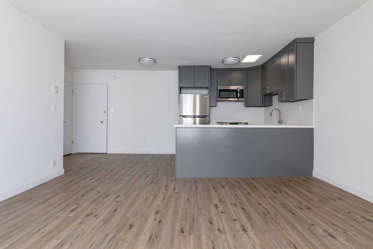 1 & 2 Bedroom Apartment in KoreaTown, Los Angeles with Balcony - Photo 5 of 12