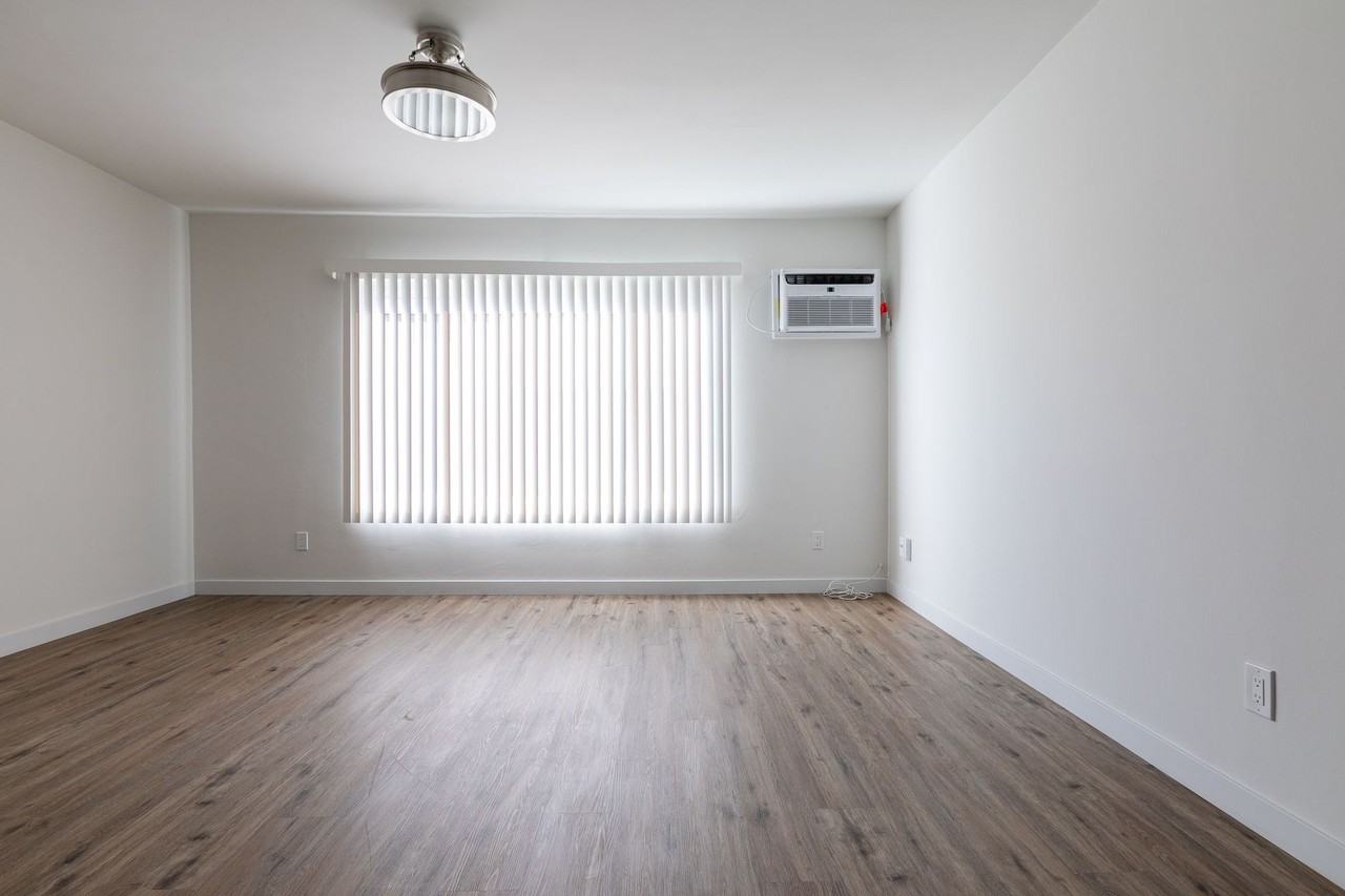 1 & 2 Bedroom Apartment in KoreaTown, Los Angeles with Balcony - Photo 6 of 12