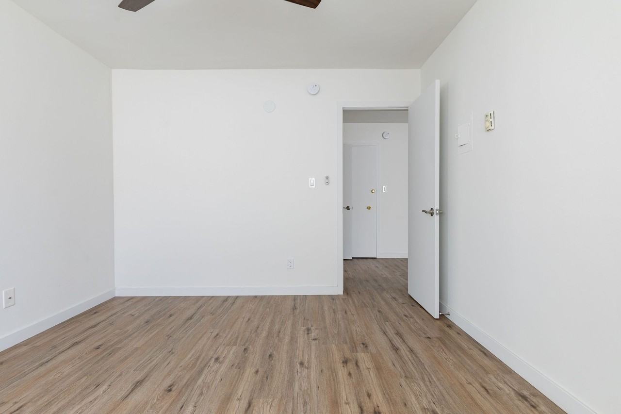 1 & 2 Bedroom Apartment in KoreaTown, Los Angeles with Balcony - Photo 7 of 12
