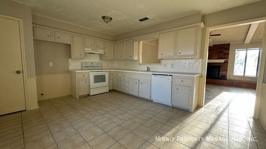 6111 10th Dr - Photo 7 of 33