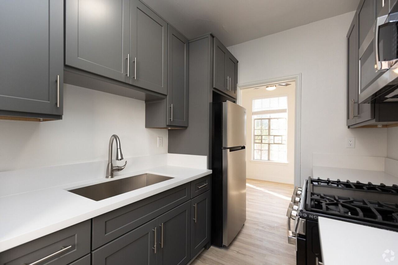 Spacious Apartment in Koreatown - Photo 2 of 8