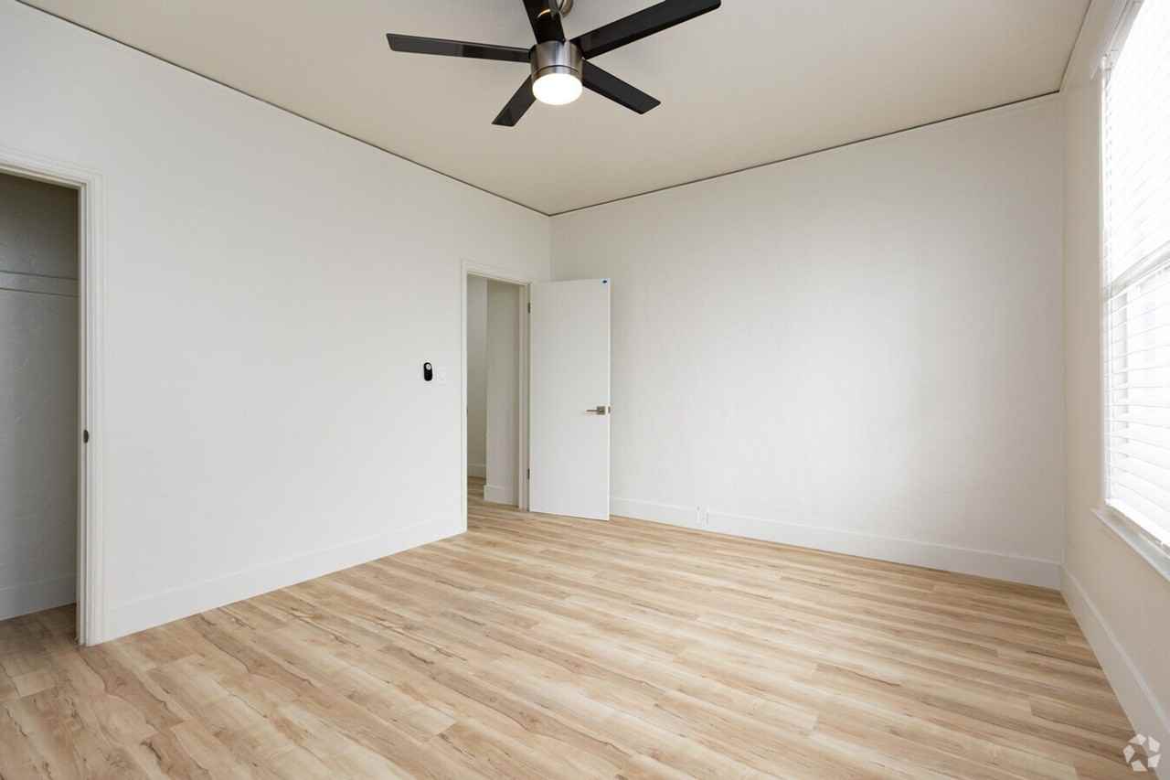 Spacious Apartment in Koreatown - Photo 3 of 8