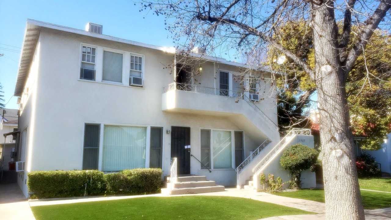 1527 N Van Ness Ave - Photo 5 of 10