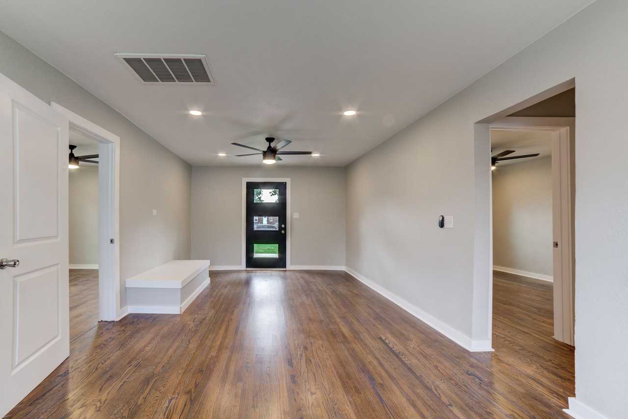 2319 E 13th St - Photo 5 of 15