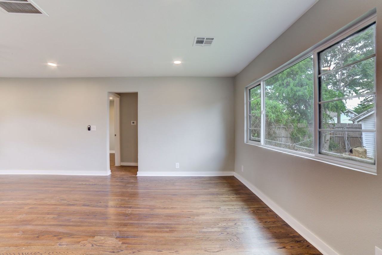 2319 E 13th St - Photo 6 of 15