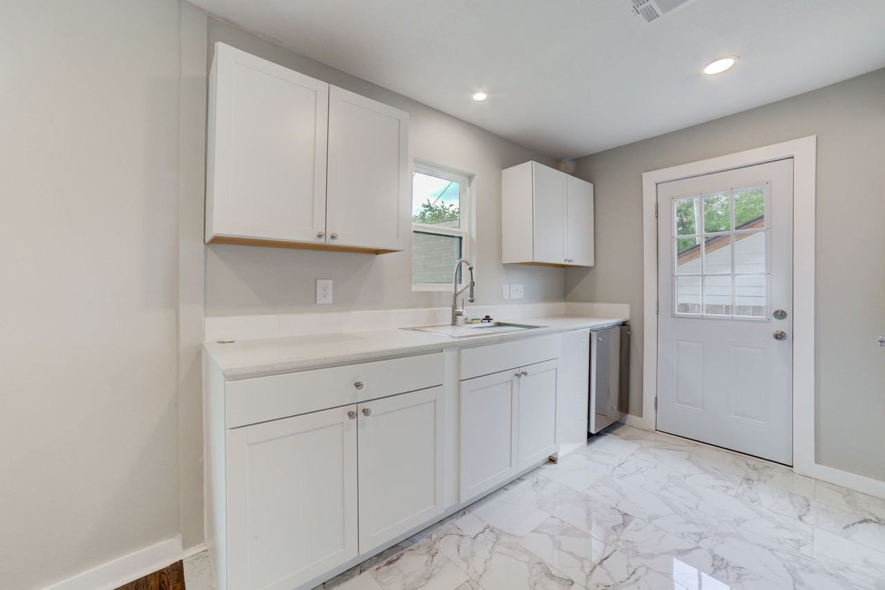 2319 E 13th St - Photo 4 of 15
