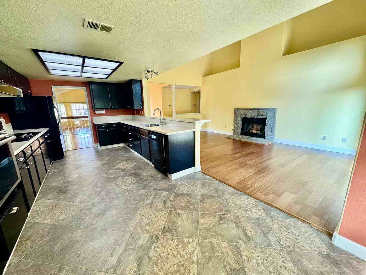 5477 Hackney Ln - Photo 7 of 47