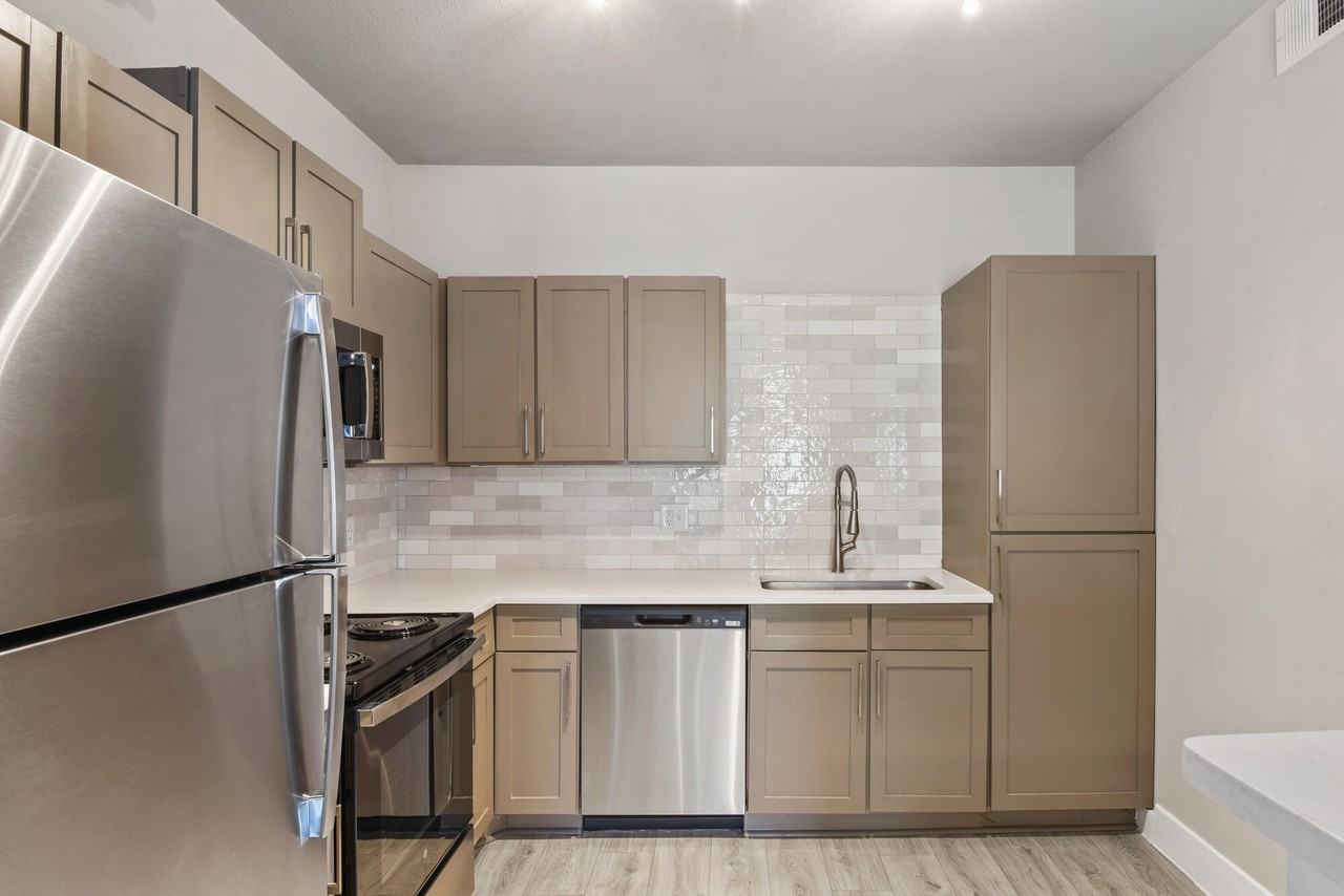 Easton - Photo 4 of 33