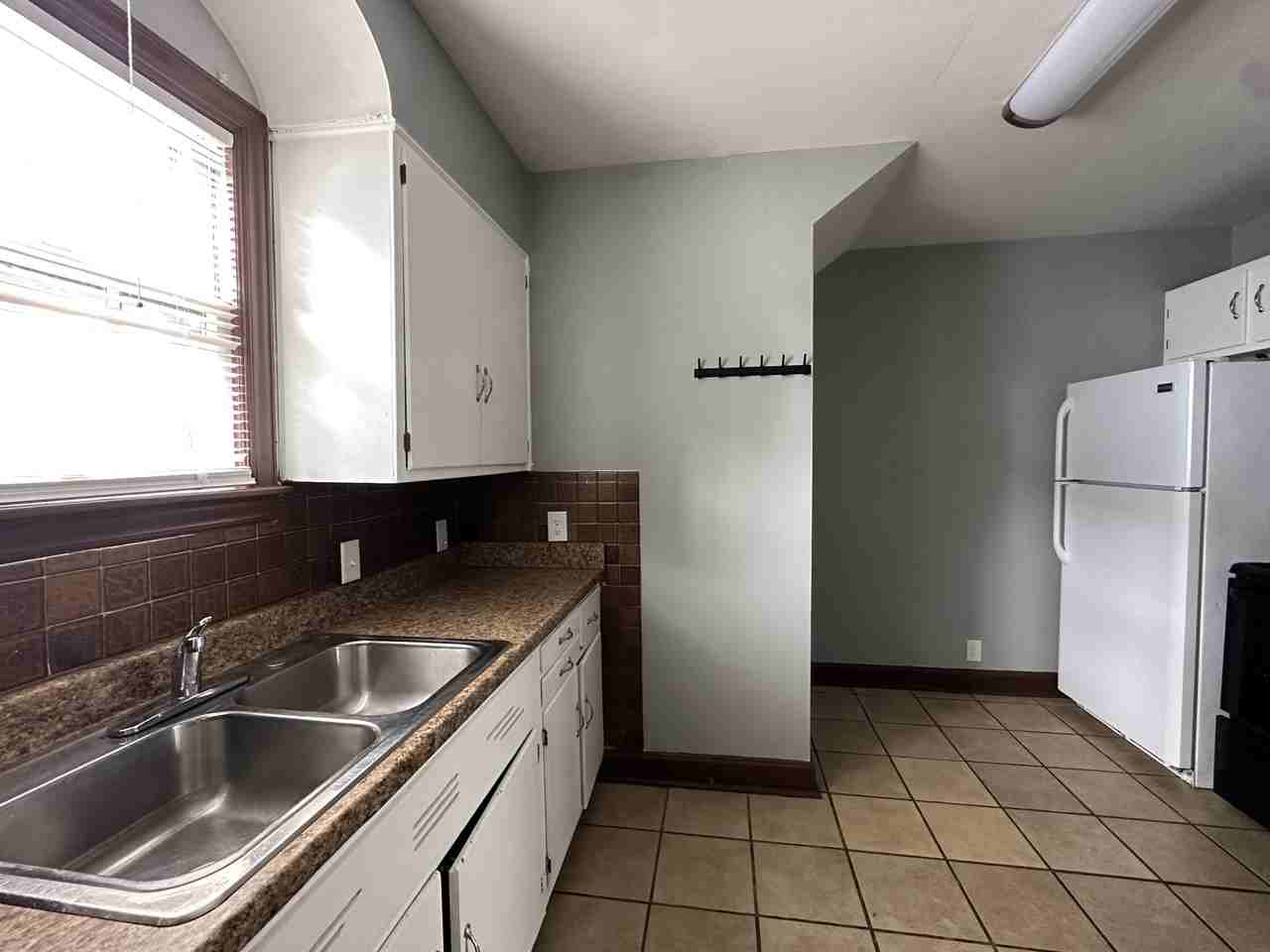 728 E Main St - Photo 2 of 10