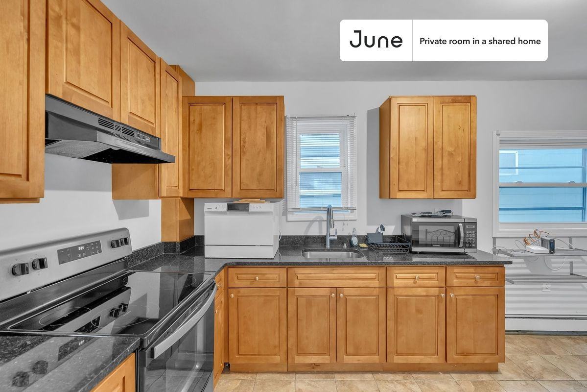 39 Adrian St #D - Photo 4 of 12