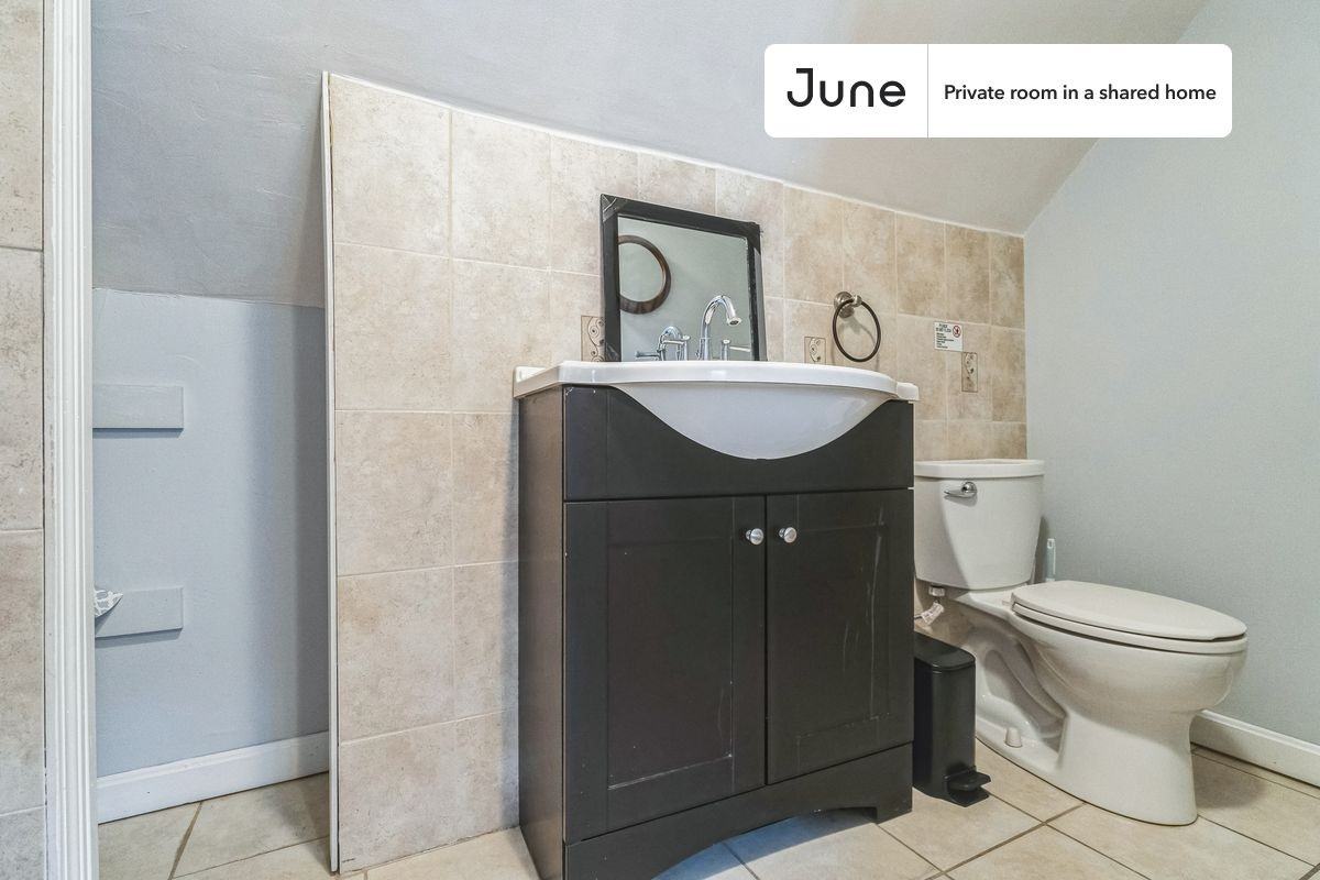 39 Adrian St #D - Photo 7 of 12