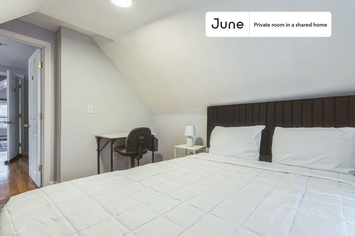 39 Adrian St #D - Photo 2 of 12