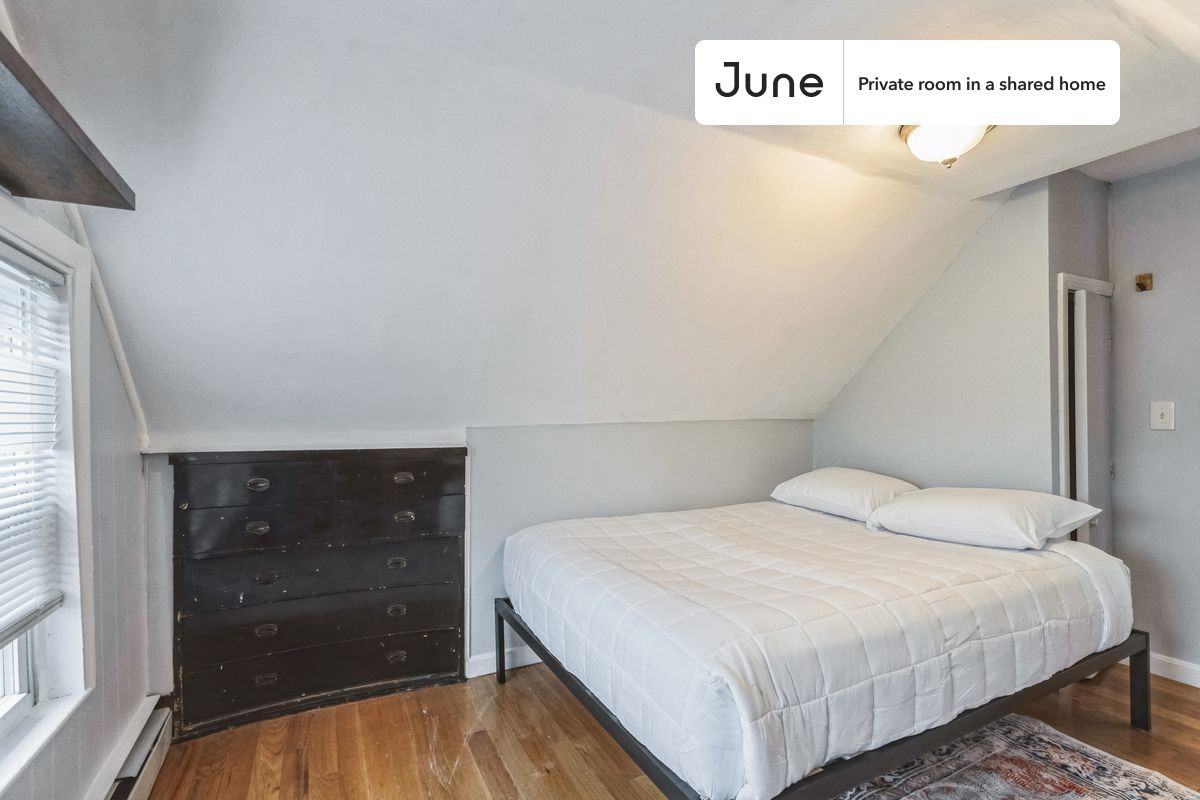 39 Adrian St #E - Photo 2 of 13