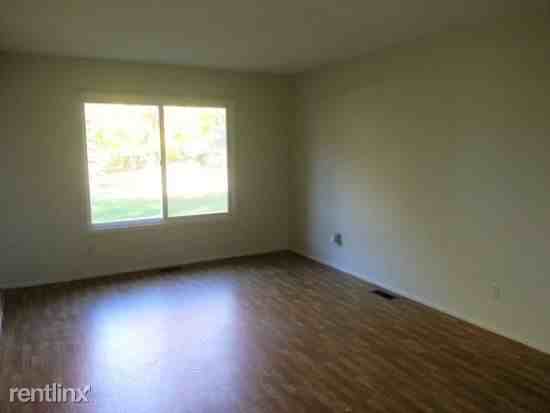 109 N Harvey St - Photo 3 of 9