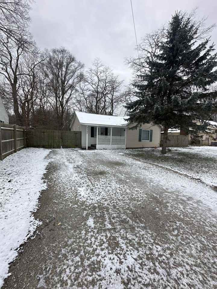 2357 Evanston Ave - Photo 2 of 17