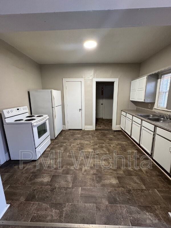 257 N Poplar Ave - Photo 5 of 12