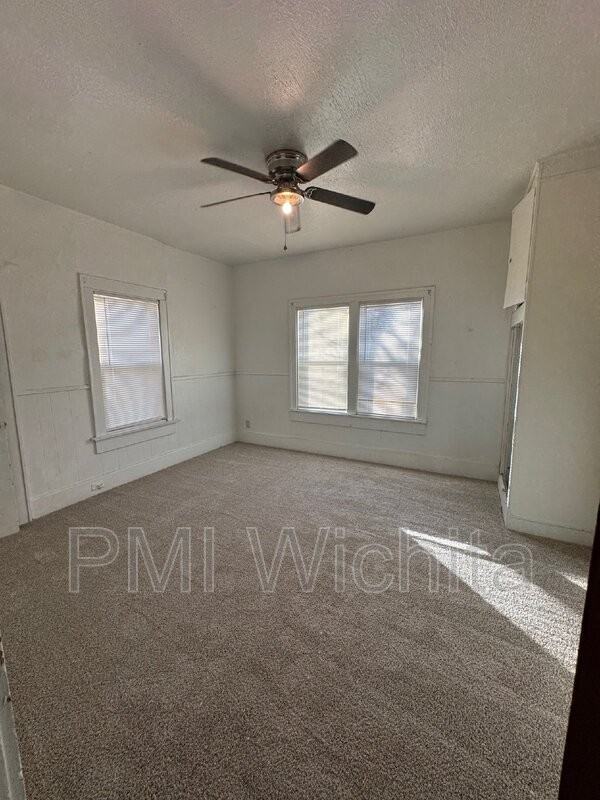 257 N Poplar Ave - Photo 7 of 12