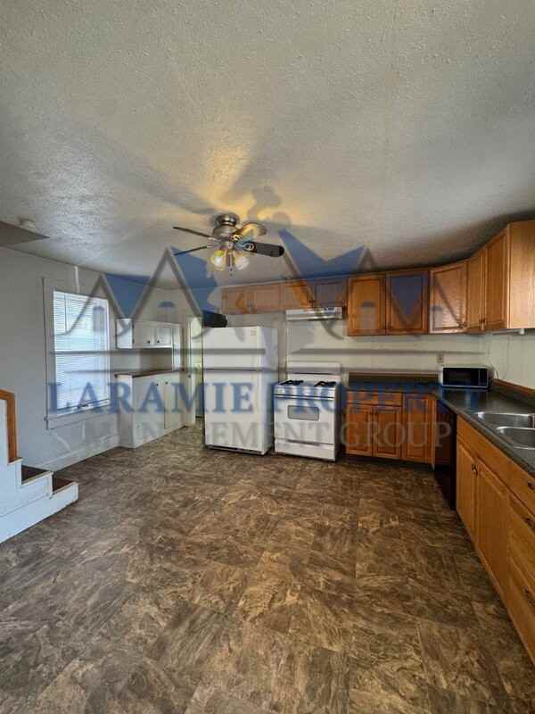 207 E Sheridan St - Photo 4 of 10