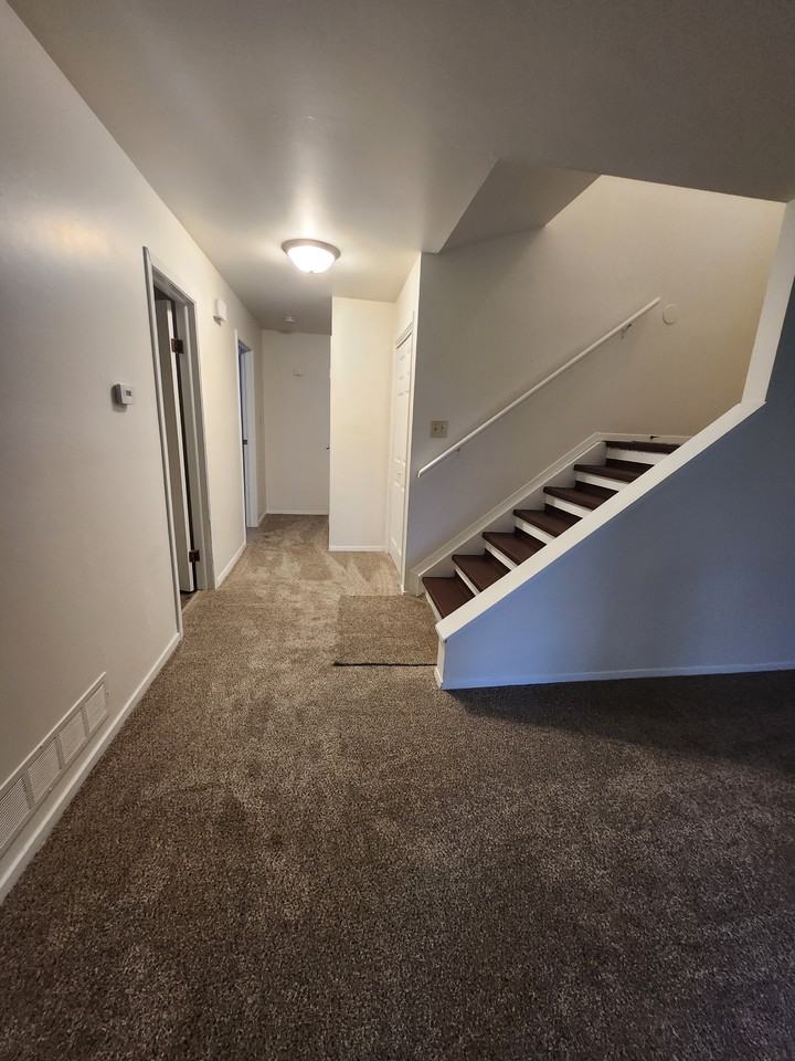 935-941 Hampton Ct - Photo 2 of 6