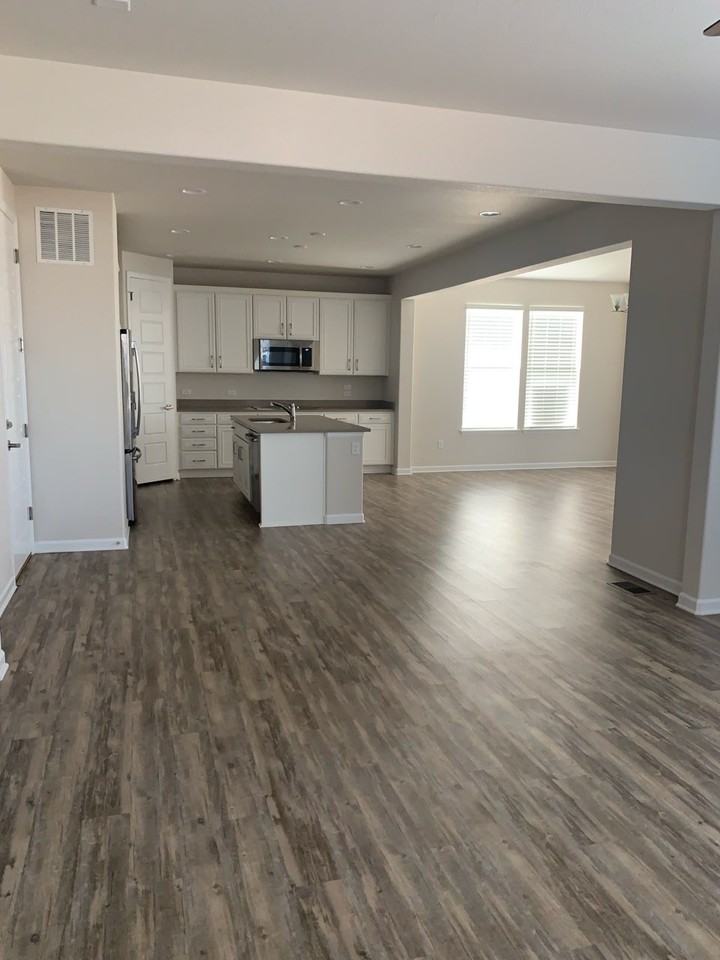 555 W Ridge Cir - Photo 2 of 17