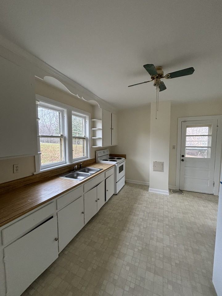 1854 Spring Hill Rd - Photo 3 of 8