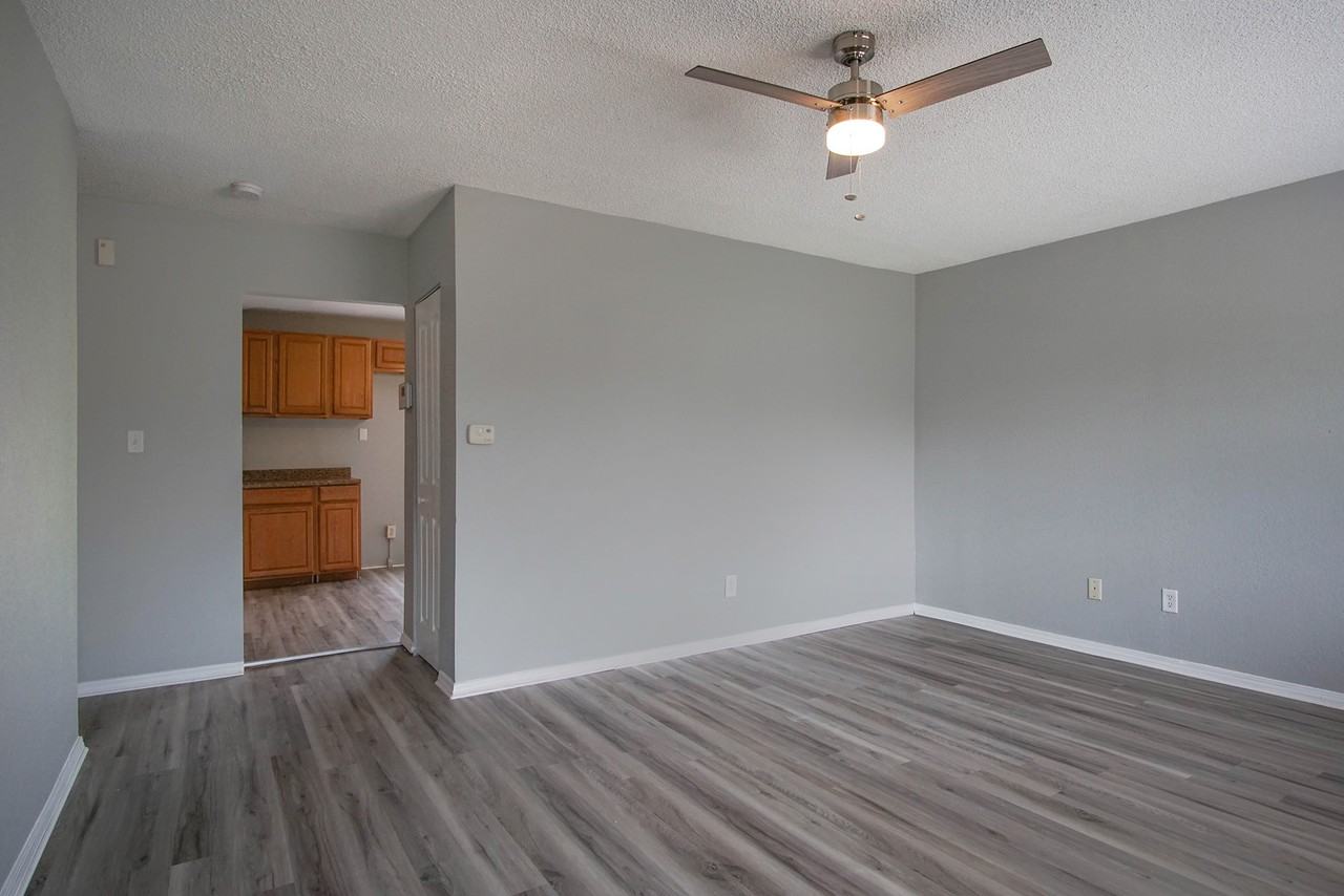 139 N Wellington St - Photo 2 of 17