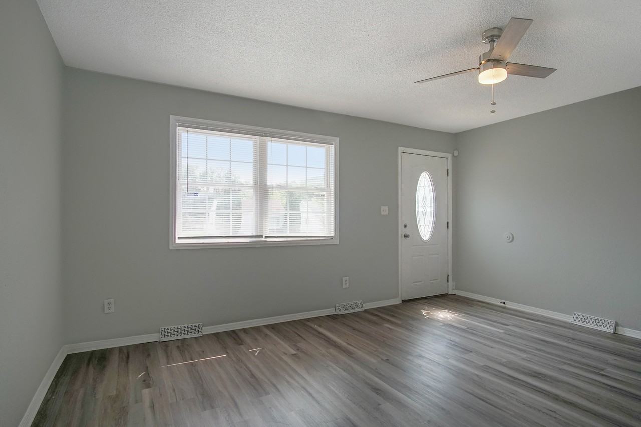 139 N Wellington St - Photo 3 of 17