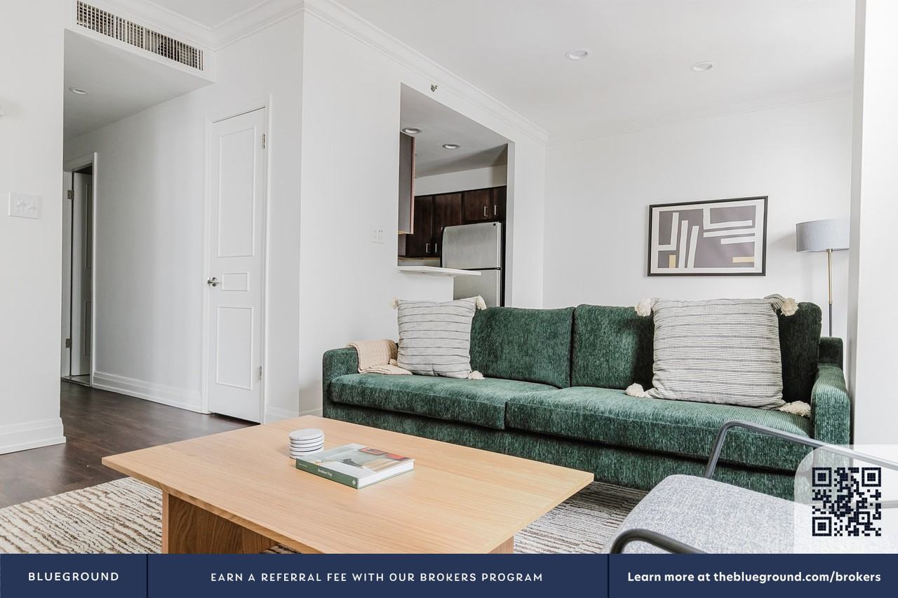 200 East Chestnut Street - Photo 4 of 38