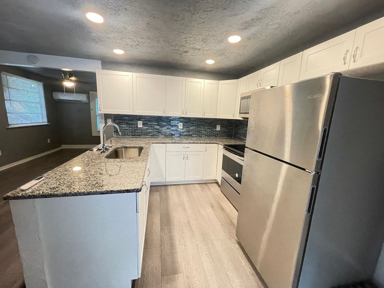 1113 20th Street West - Photo 5 of 9