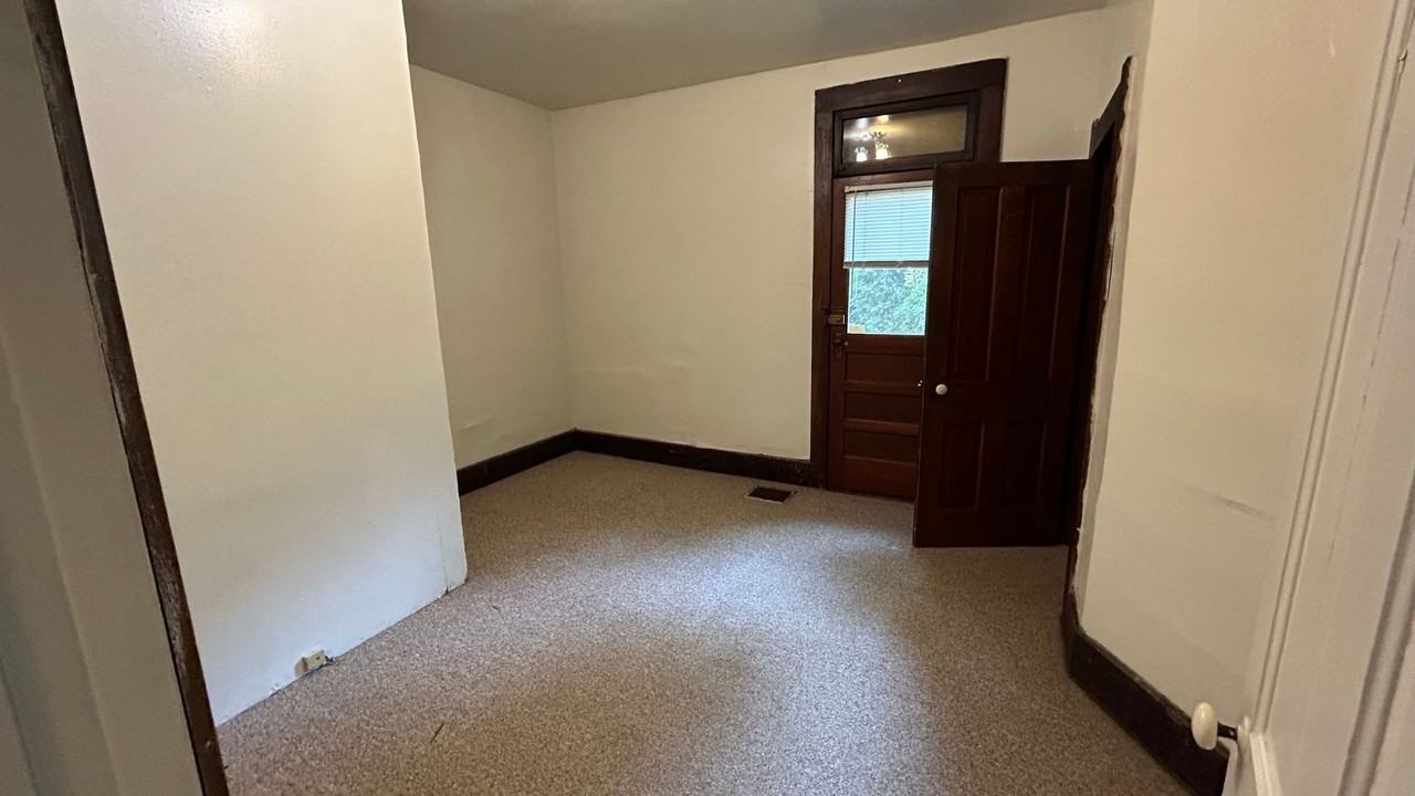 310 East 11th Street - Photo 4 of 12