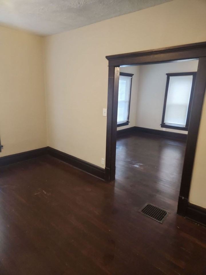 55 N Fulton Ave - Photo 3 of 15