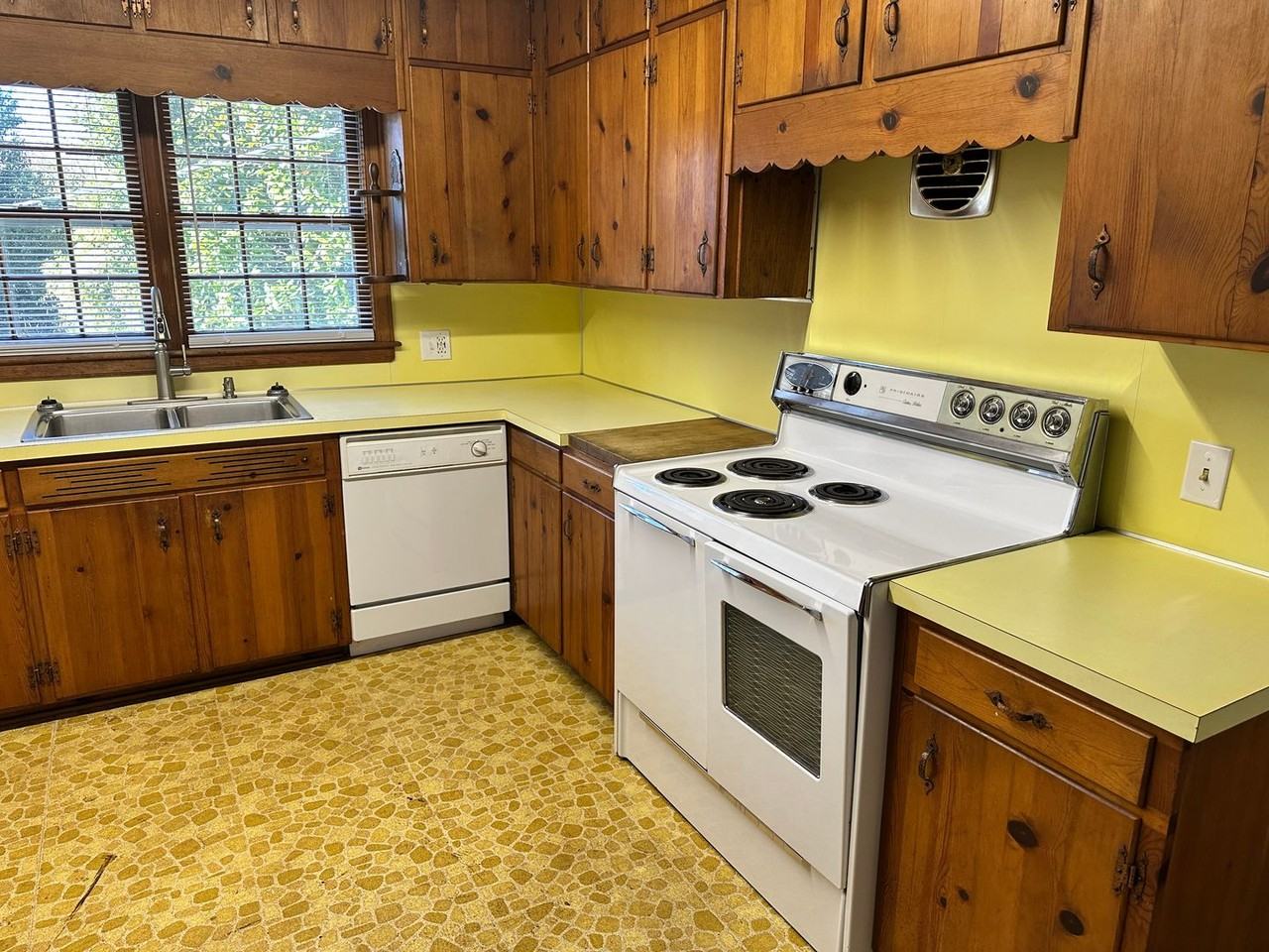 1532 Maryland Ave - Photo 4 of 16